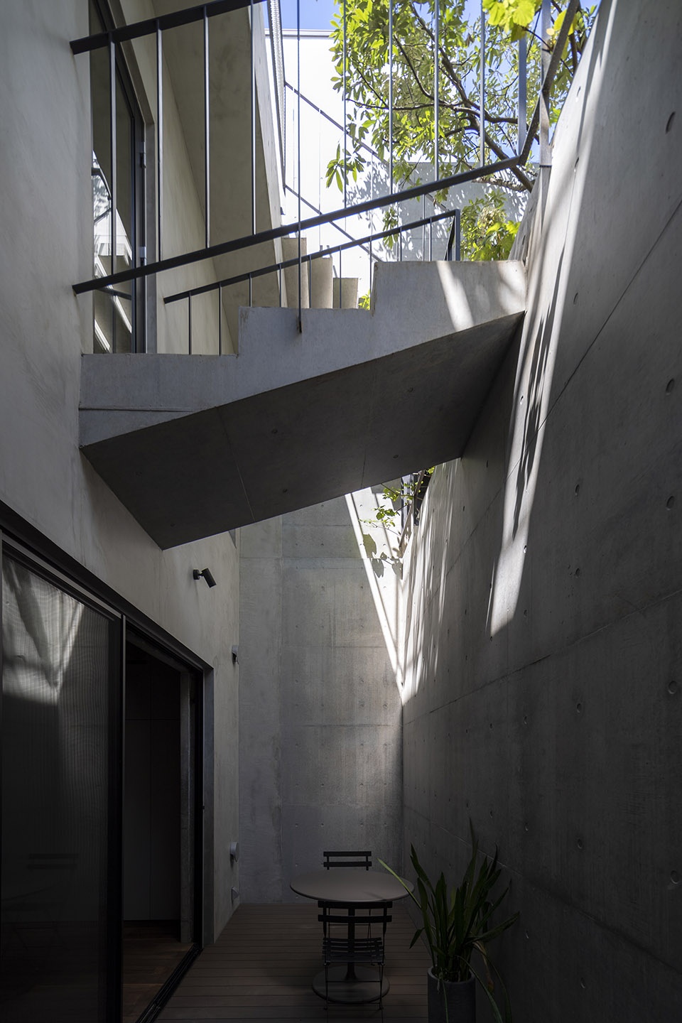 Concrete Shell House by IKAWAYA ARCHITECTS