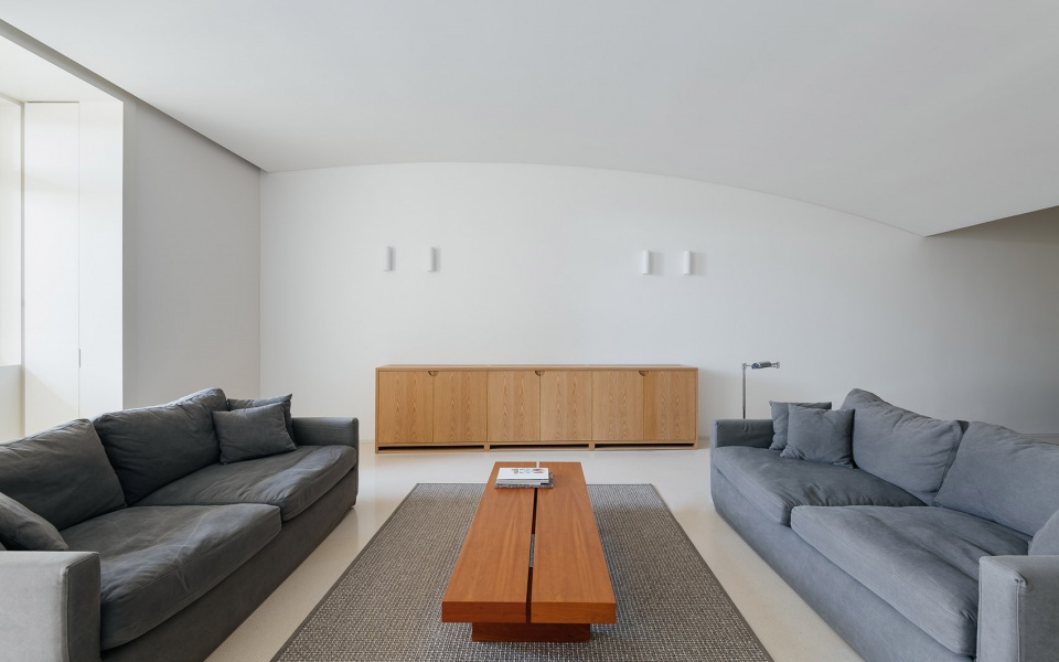 building in costa do castelo by aurora arquitectos
