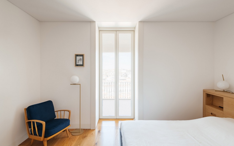 building in costa do castelo by aurora arquitectos