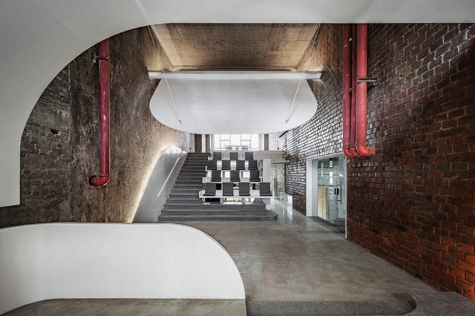 Looking up at the screen Qing Studio