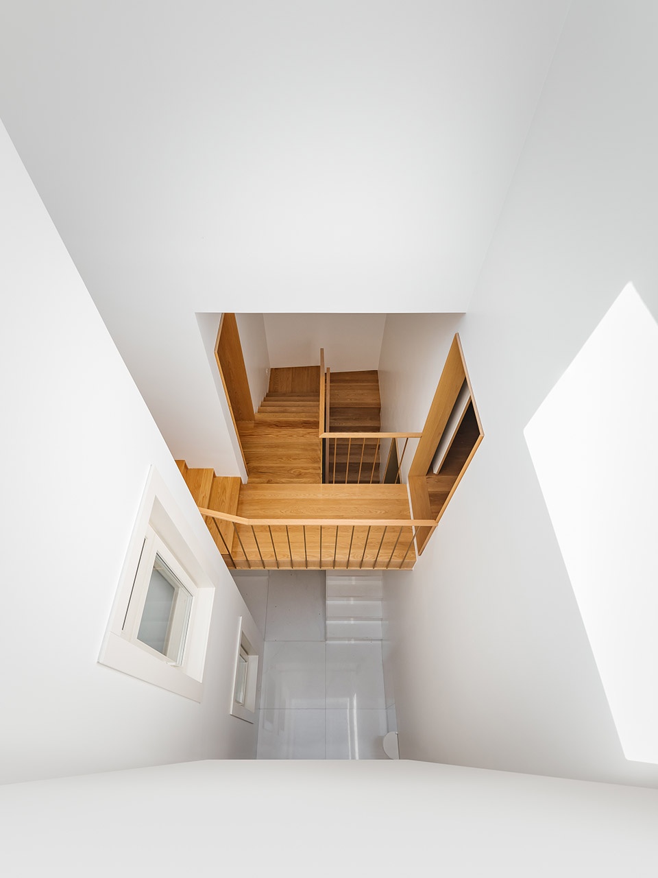 building in costa do castelo by aurora arquitectos