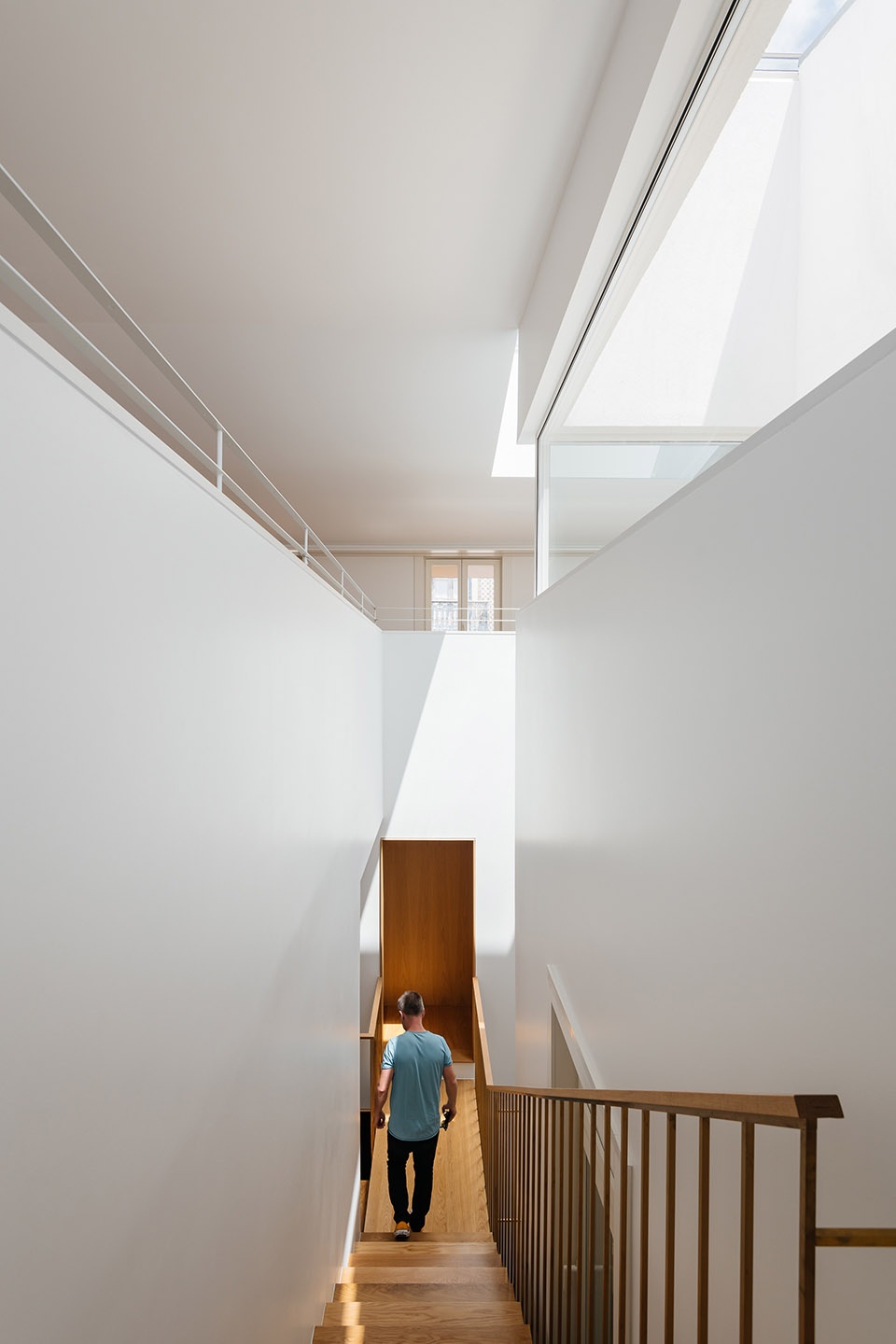 building in costa do castelo by aurora arquitectos