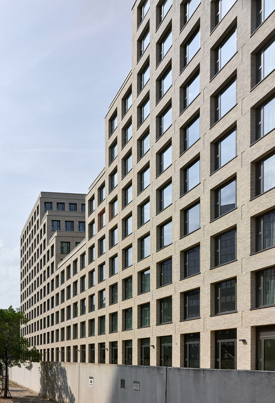 hotel and office building werdauer weg berlin by max dudler