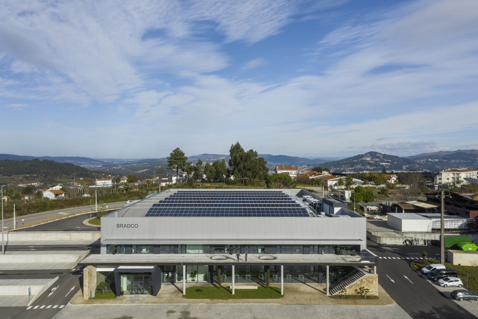 bradco industrial unit by em paralelo