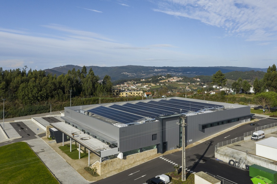 bradco industrial unit by em paralelo