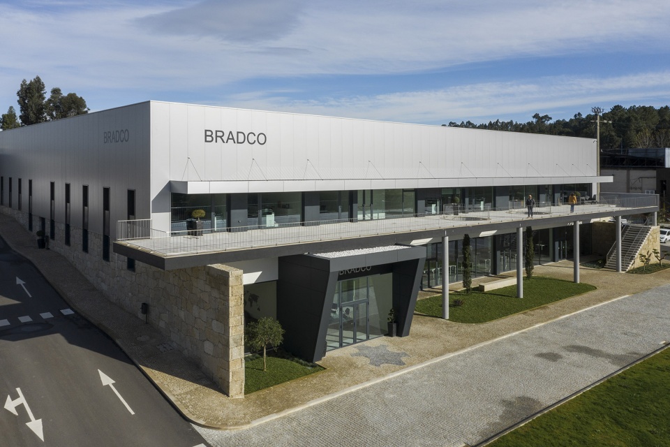 bradco industrial unit by em paralelo