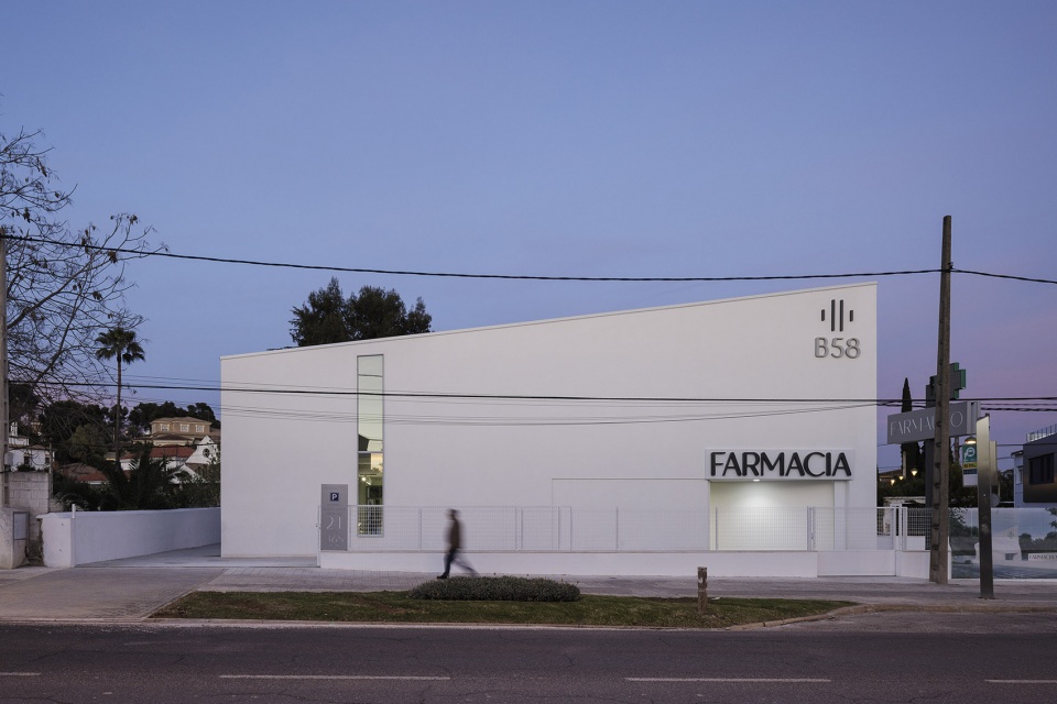 pharmacy 58 in cordoba by estudio de arquitectura javier terrados