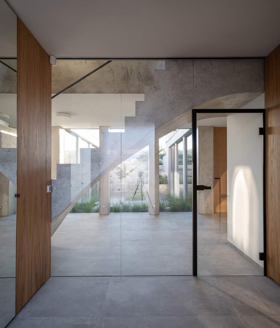 Family House With Atrium by SENAA architekti
