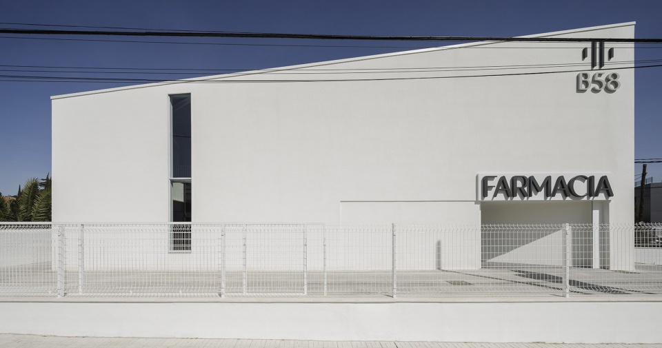 pharmacy 58 in cordoba by estudio de arquitectura javier terrados