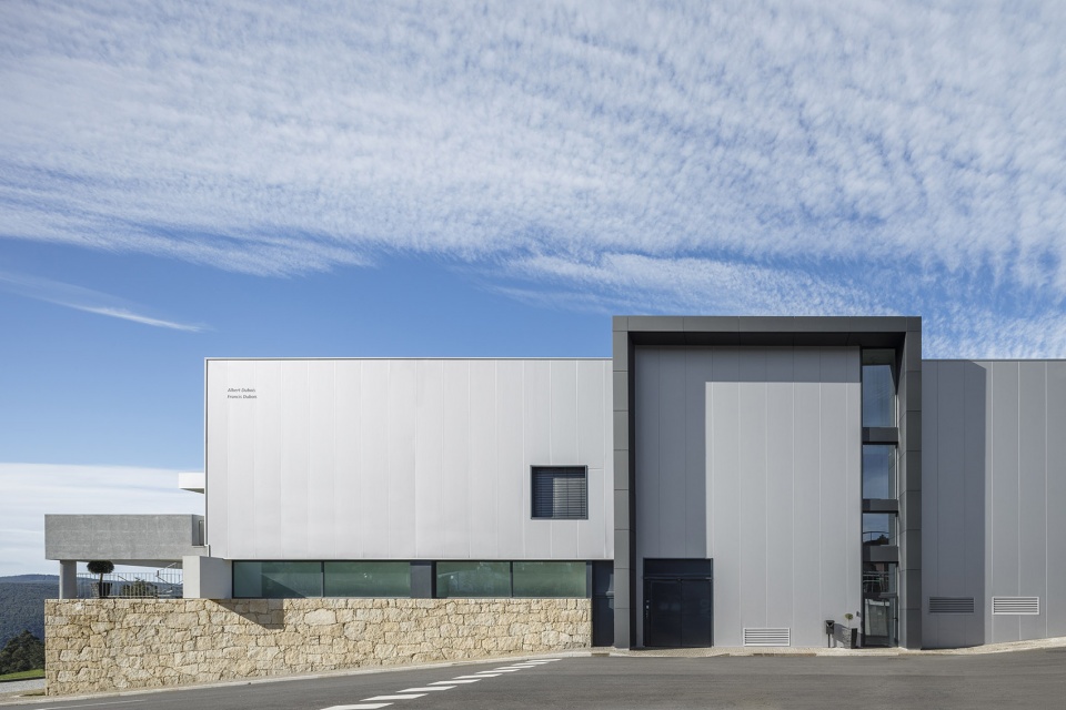 bradco industrial unit by em paralelo