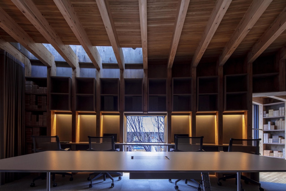 MARUHON FUKUOKA Office Showroom by KATORI archi design associates