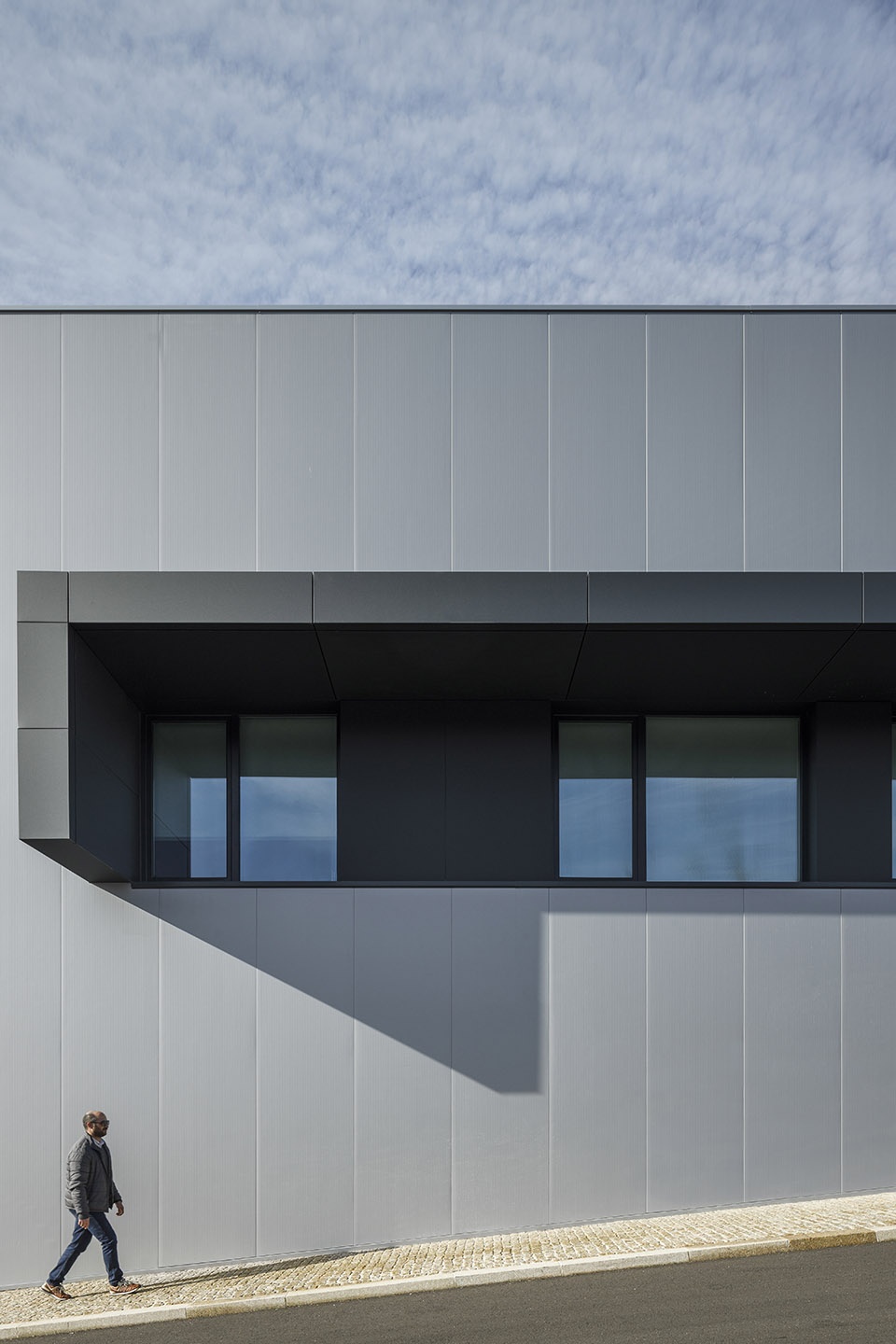 bradco industrial unit by em paralelo