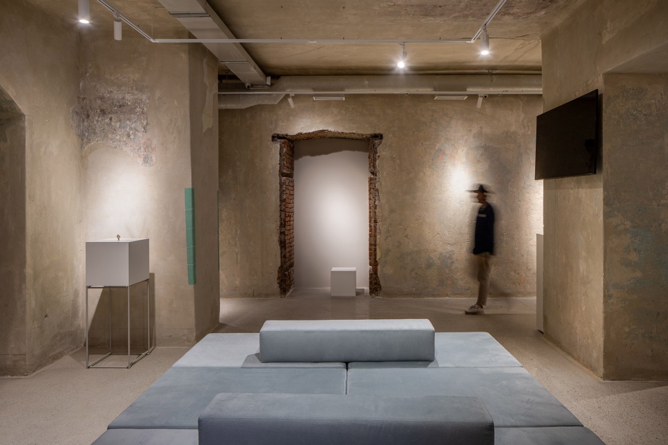 municipal art centre by replus design bureau