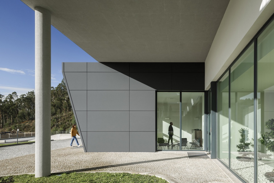 bradco industrial unit by em paralelo