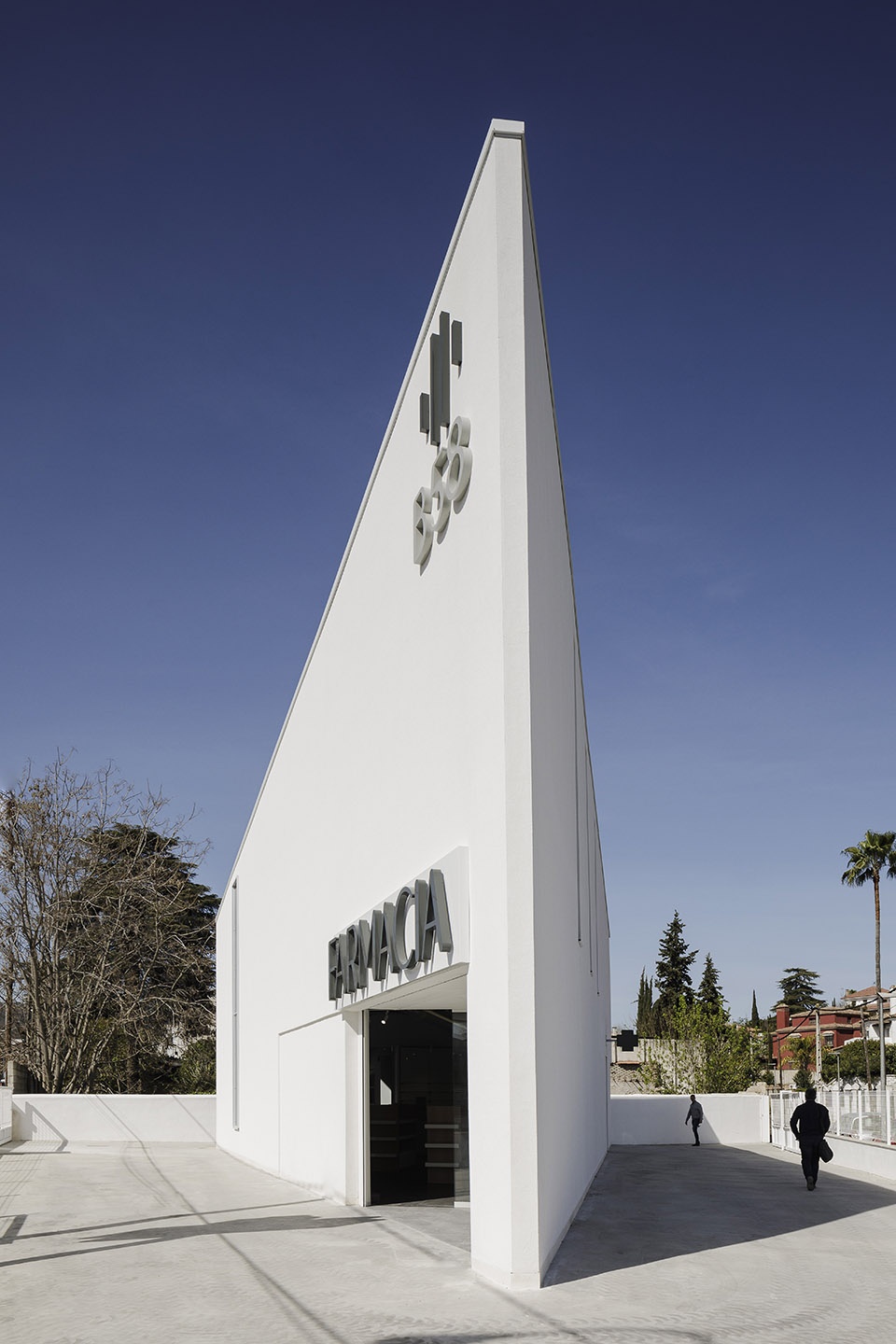 pharmacy 58 in cordoba by estudio de arquitectura javier terrados