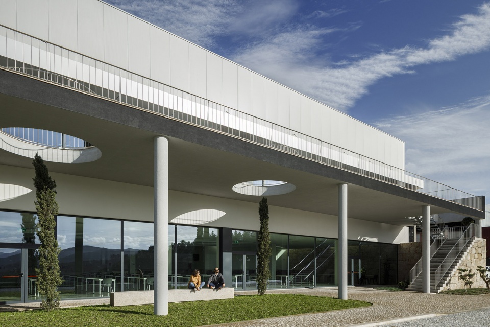 bradco industrial unit by em paralelo