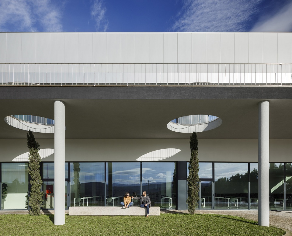 bradco industrial unit by em paralelo