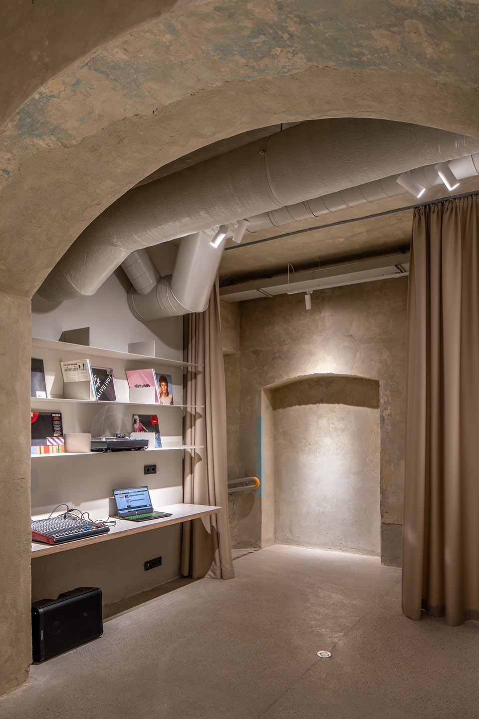 municipal art centre by replus design bureau