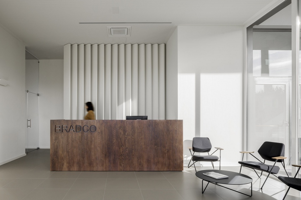 bradco industrial unit by em paralelo