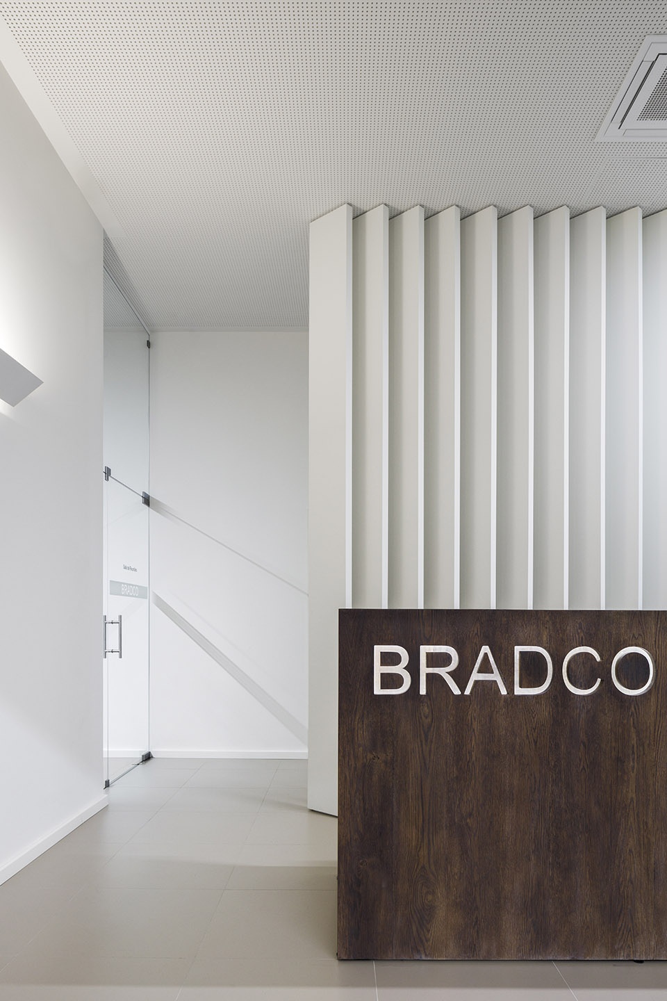 bradco industrial unit by em paralelo
