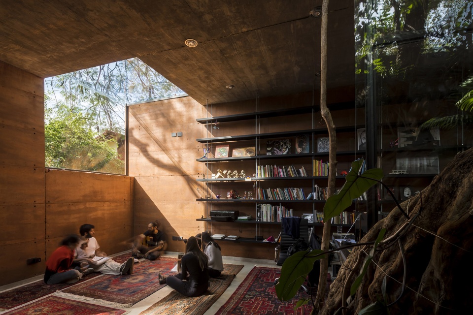 Caja de Tierra by Equipo de Arquitectura