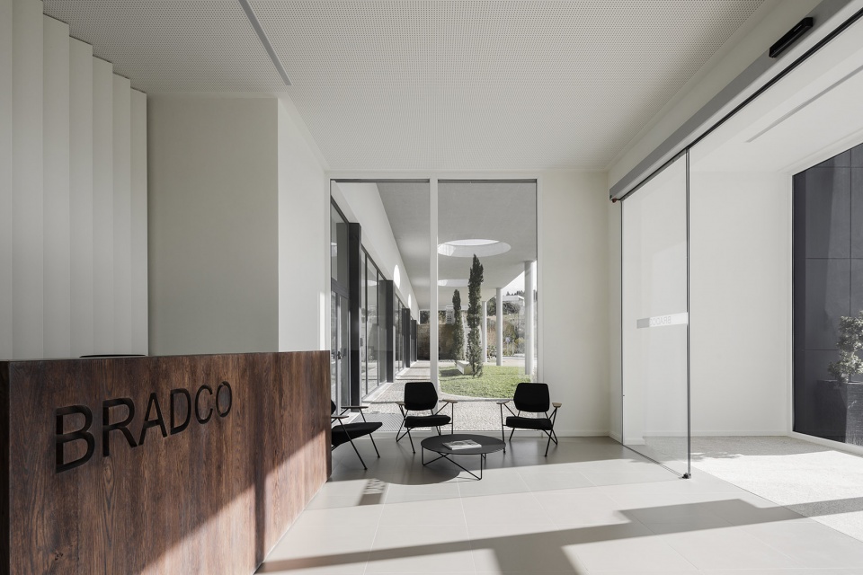bradco industrial unit by em paralelo