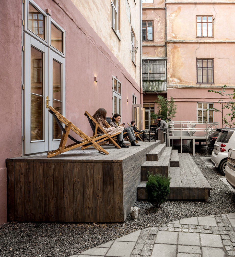 municipal art centre by replus design bureau