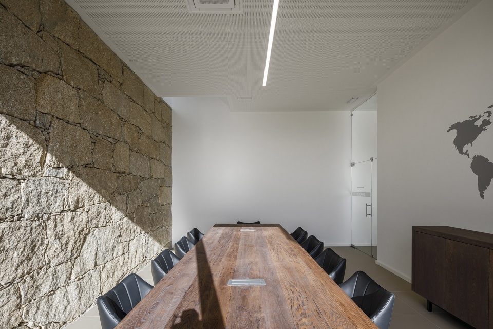 bradco industrial unit by em paralelo