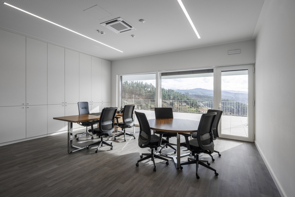 bradco industrial unit by em paralelo