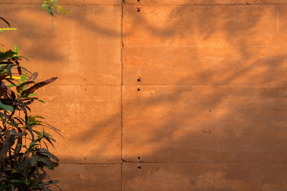 Caja de Tierra by Equipo de Arquitectura