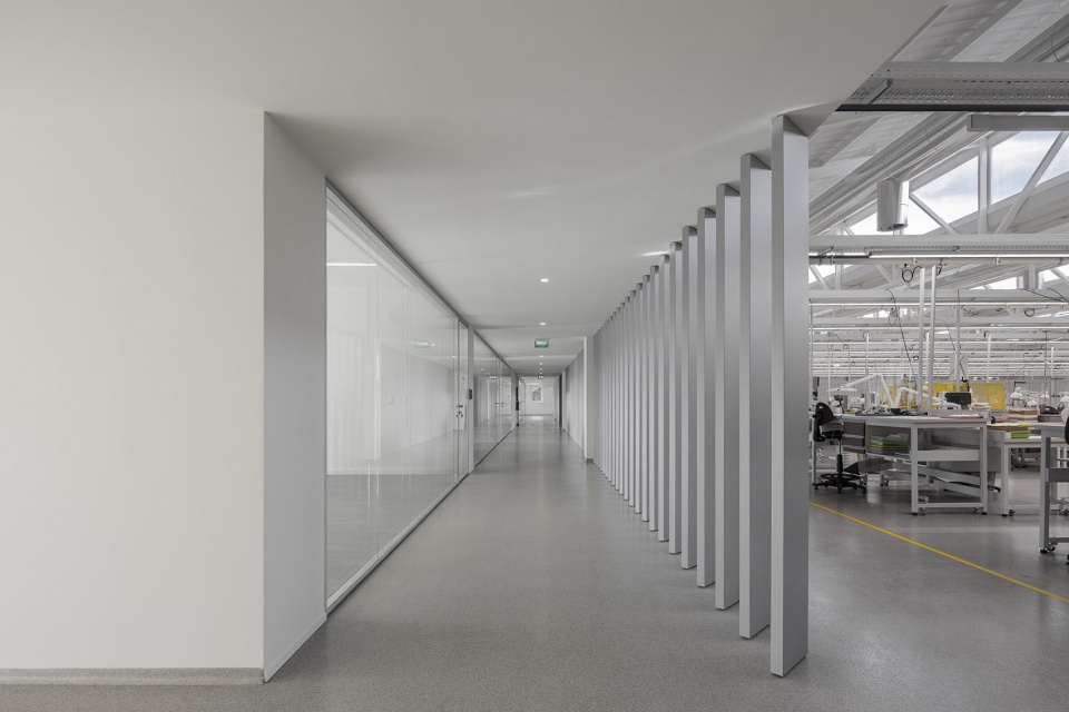 bradco industrial unit by em paralelo