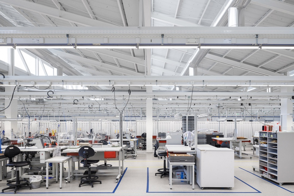 bradco industrial unit by em paralelo