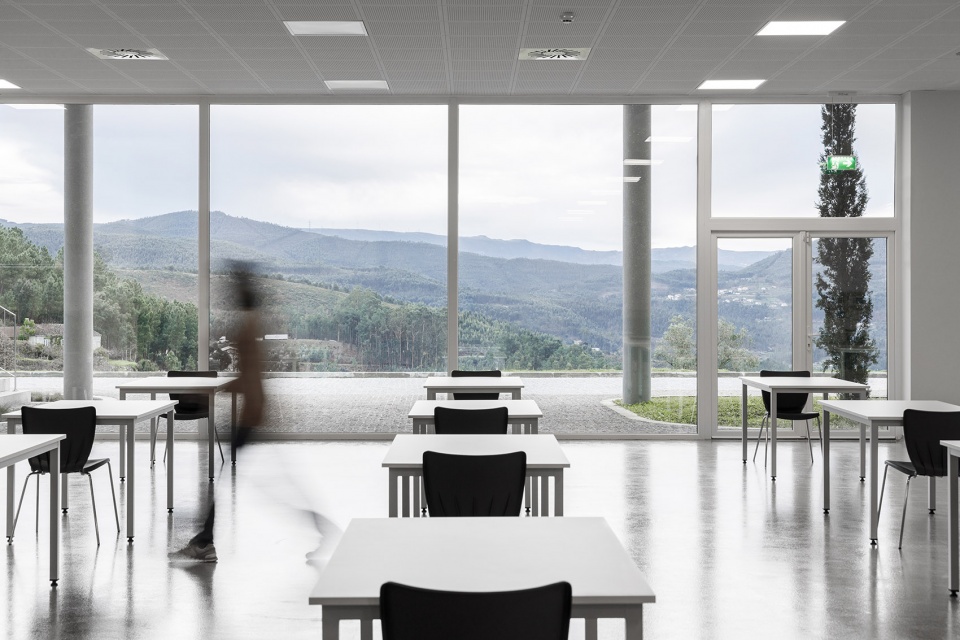 bradco industrial unit by em paralelo