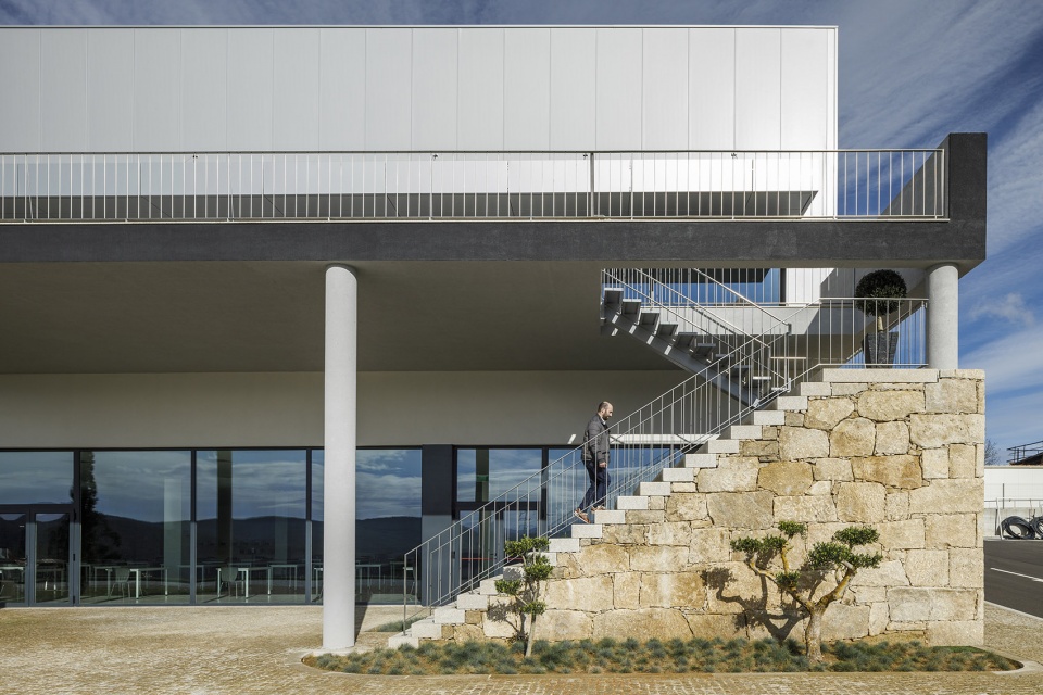 bradco industrial unit by em paralelo
