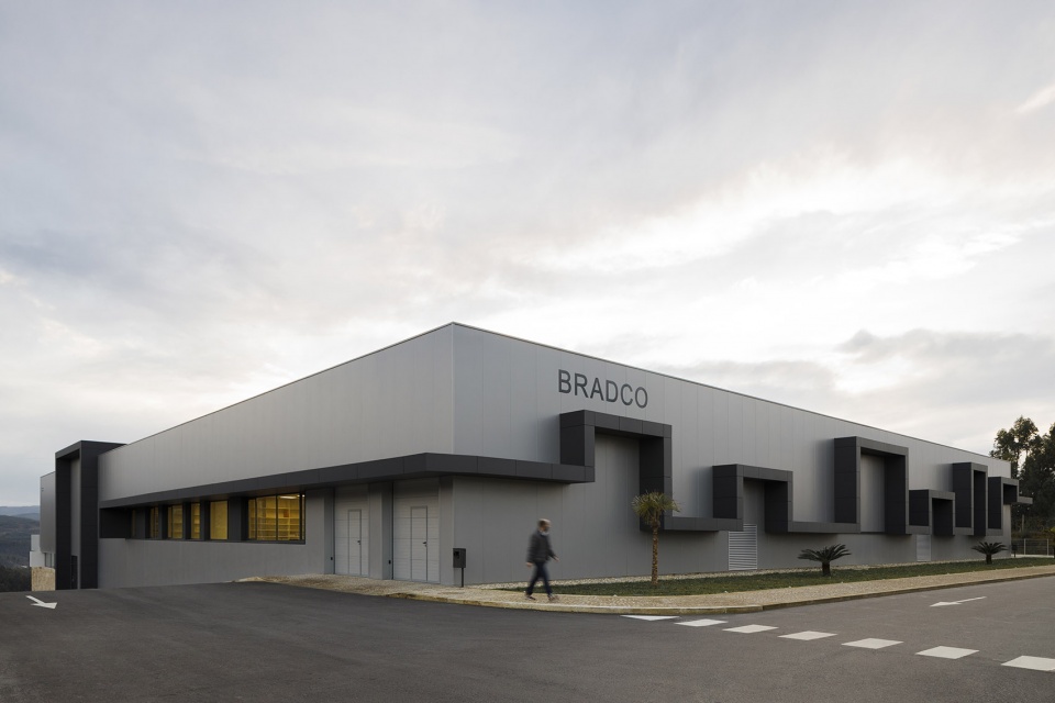 bradco industrial unit by em paralelo