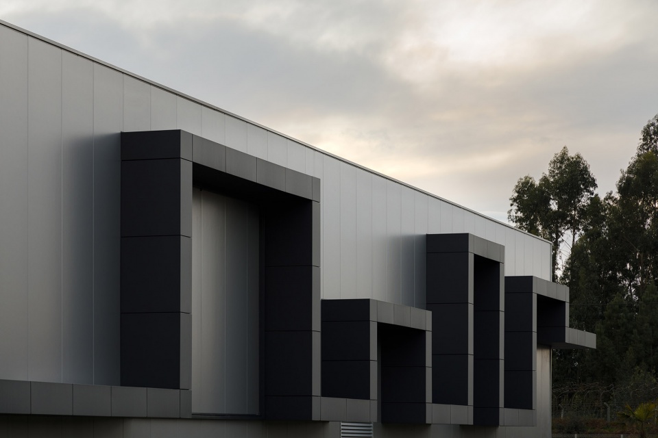 bradco industrial unit by em paralelo