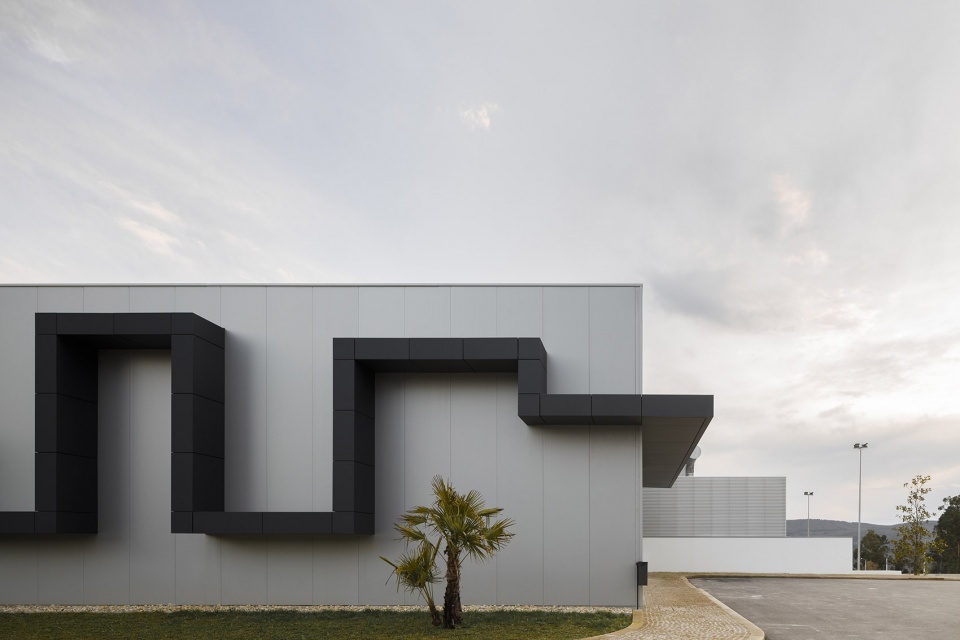 bradco industrial unit by em paralelo