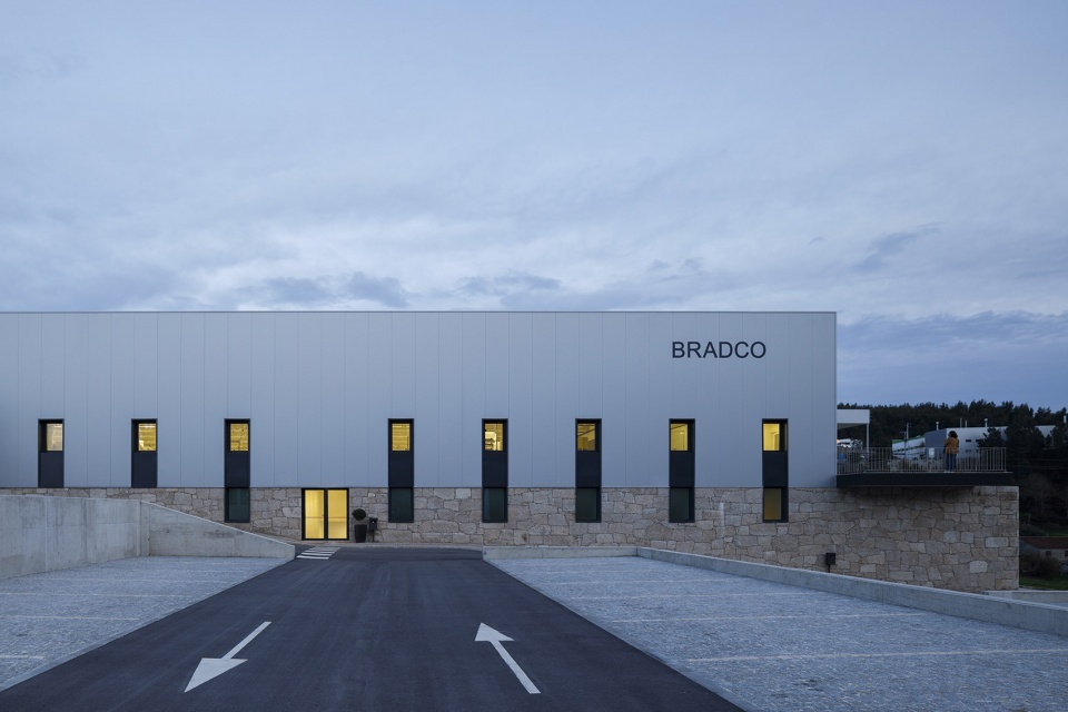 bradco industrial unit by em paralelo