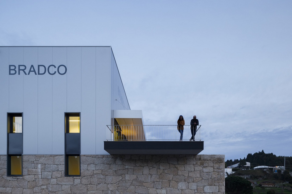 bradco industrial unit by em paralelo