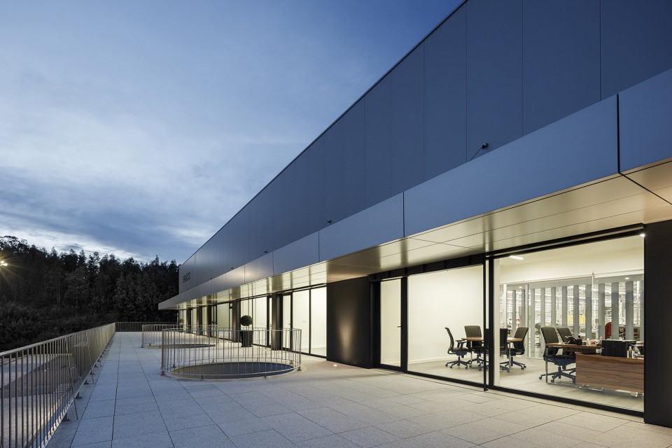 bradco industrial unit by em paralelo
