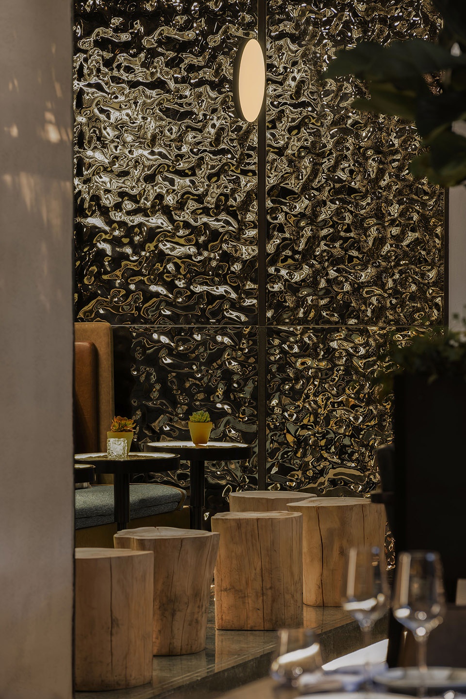 le coq wine bistro in urbn hotel china by roomoo