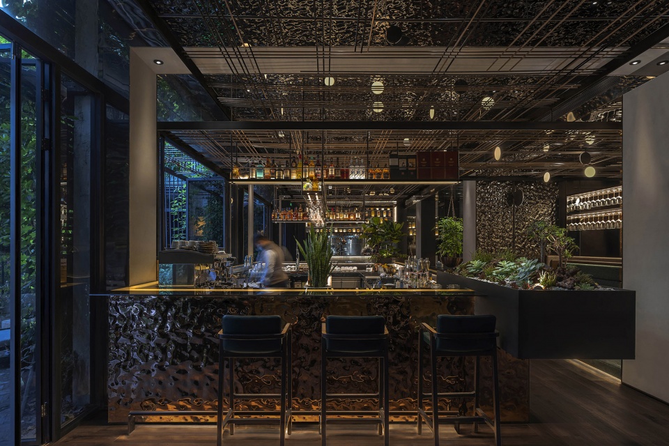 le coq wine bistro in urbn hotel china by roomoo