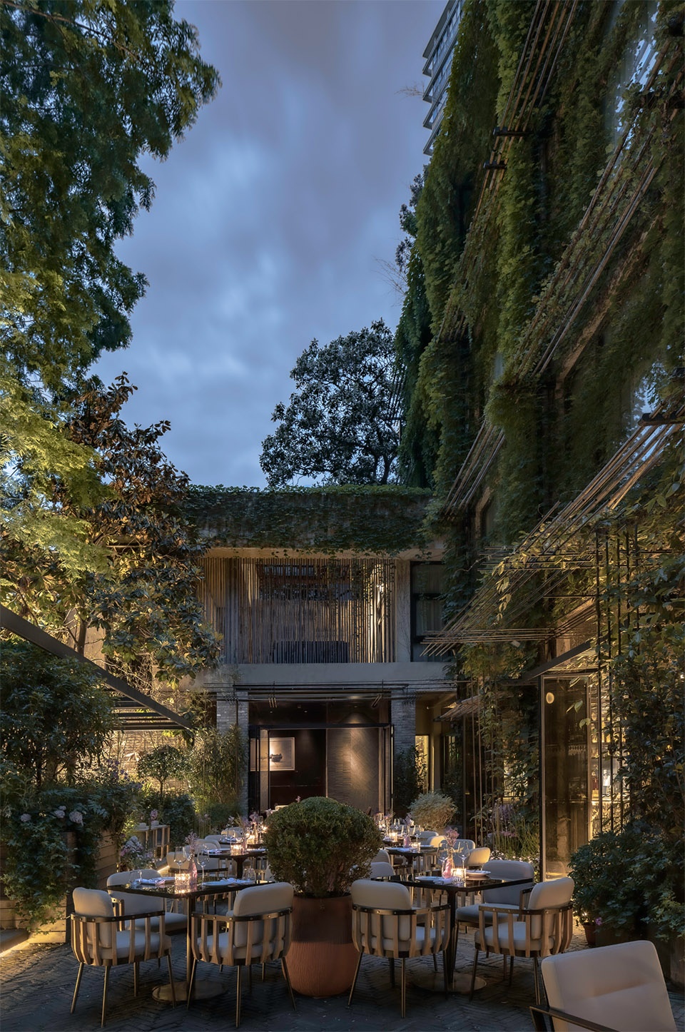 le coq wine bistro in urbn hotel china by roomoo