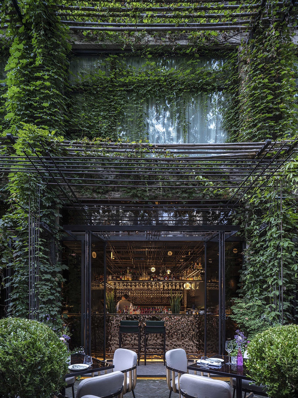 le coq wine bistro in urbn hotel china by roomoo