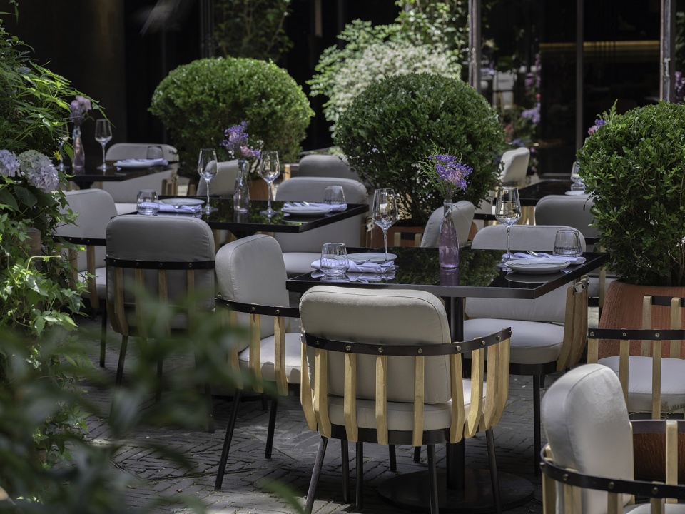le coq wine bistro in urbn hotel china by roomoo