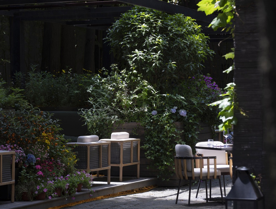 le coq wine bistro in urbn hotel china by roomoo