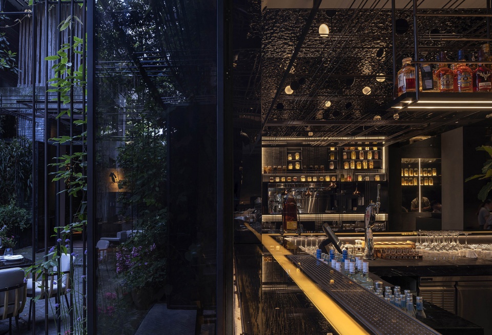 le coq wine bistro in urbn hotel china by roomoo