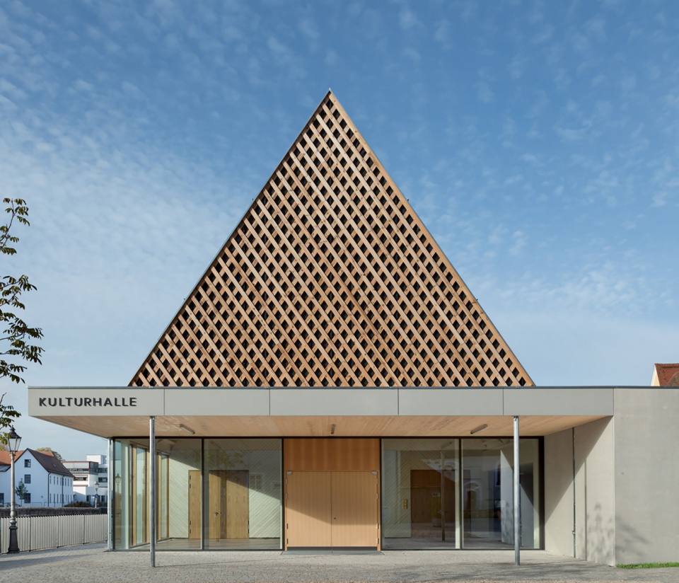 Kulturhalle Christoph Willibald Gluck by KÜHNLEIN Architektur