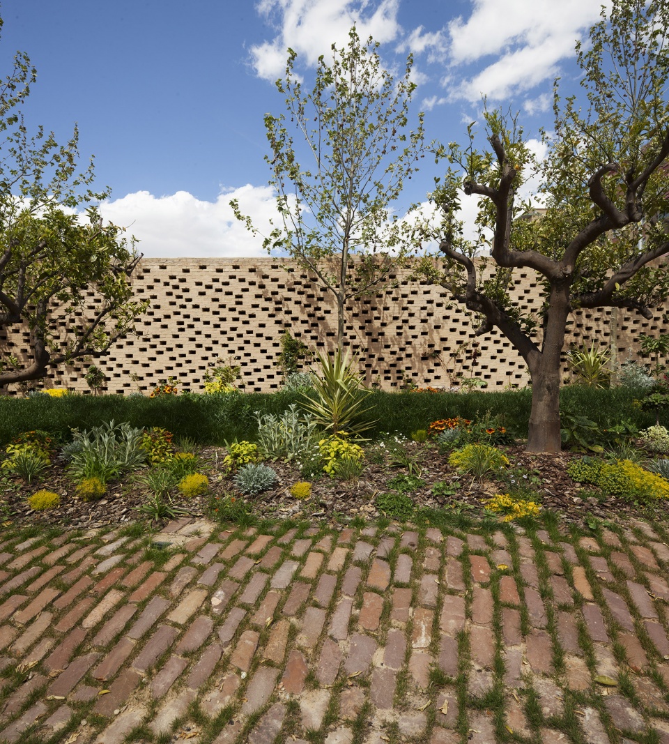 Bombas Gens Art Centre by Ramon Esteve Estudio