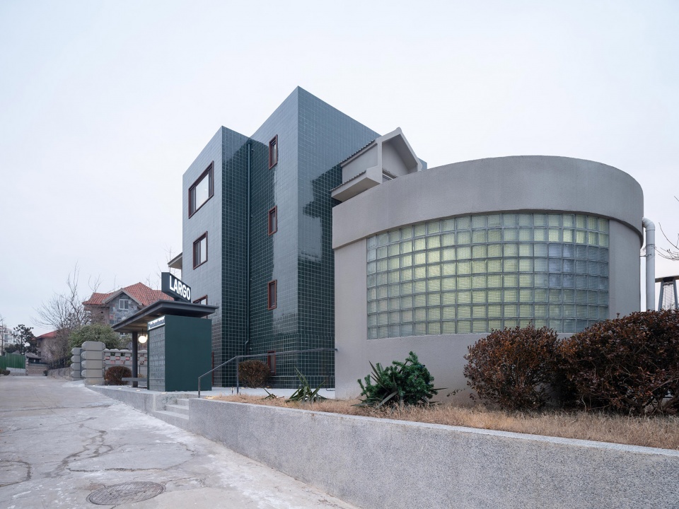Largo Courtyard and Largo Building House Fiction 4